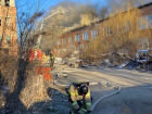 Пожар на площади 2 тысячи квадратов вспыхнул в мебельном цехе Ставрополя 