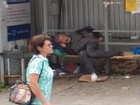 Бомжа с гниющей ногой потребовали убрать с остановки в центре Пятигорска местные жители
