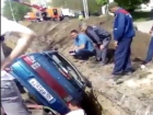Видео провалившегося в траншею ВАЗ-2110 обсуждают в Ставрополе 