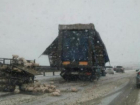 Куры рассыпались на трассе Ставрополья из-за неосторожности водителя грузовика