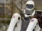 Робот-бариста работает в сквере Героев России в Ставрополе