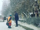 Мужчина забрал у бабушки-дворника лопату и помог ей почистить дорогу от снега в Пятигорске