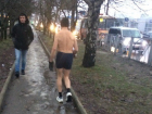 Молодой мужчина в одних трусах бегал по улице в Ставрополе