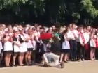 Трогательное предложение руки и сердца на последнем звонке в школе попало на видео в Ставрополе 