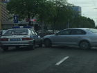 Служебный автомобиль полицейских столкнулся с иномаркой в центре Ставрополя