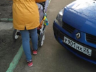 Паркуюсь как хочу: автохам загородил проход по тротуару в Ставрополе