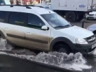 Автомобилям пришлось плавать по улице из-за серьезного потопа в Ставрополе