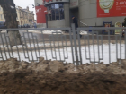 Безобразные горы грязного снега с песком «выросли» вдоль дорог и на тротуарах в Ставрополе