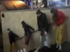 Молодые люди исполнили легендарный хит на музыкальной лестнице в Ставрополе