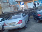Паркуюсь как хочу: автохам оставил свой Mercedes на месте для инвалидов возле бассейна «Юность» в Ставрополе
