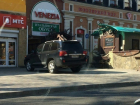 Паркуюсь как хочу: пешеходную дорожку перегородил внедорожник в центре Ставрополя