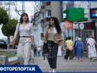 Панамы, принты и легкие платья: как жители Ставрополя «раздают стиль» на городских улицах 