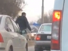 Разгневанный водитель устроил жесткую разборку на дороге и попал на видео в Пятигорске 