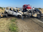 Три автомобиля загорелись из-за жесткой аварии на трассе Ставрополья: два водителя погибло