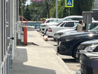 Мужчина выпал из окна возле торгового центра в Ставрополе и погиб