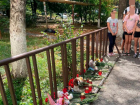 Прячут слезы и несут игрушки: школьники провожают в последний путь погибших в ДТП под Пятигорском велосипедистов 