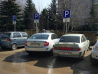 Паркуюсь как хочу: автохамы оставили машины на местах для инвалидов возле Онкологического диспансера в Ставрополе