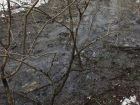 Бурные потоки канализационной воды текут по склону горы Железноводска