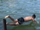 «А как плаваете вы?» - молодой парень снял смешное видео о типичных купальщиках на Комсомольском пруду Ставрополя