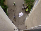 Молодой мужчина выпал из окна высотки в Ставрополе
