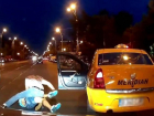 Вместо оплаты поездки клиент избил таксиста и угнал его машину в Ставрополе