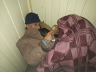 Загадочному бездомному в Буденновске не дают замерзнуть и умереть с голода добрые люди