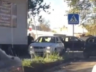 Девушка на перекрёстке перепутала тротуар и дорогу в Пятигорске и попала на видео