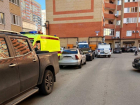 Мужчина выпал из окна многоэтажки на юге Ставрополя и погиб