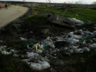 Усыпанная бытовым мусором дорога к храму возмутила жителей в Ставрополе
