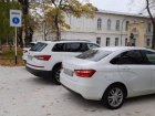 Обновленный сквер в центре Ставрополя стал магнитом для автохамов