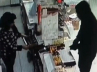 Мужчина с пистолетом ограбил продуктовый магазин в Ставрополе и попал на видео