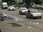 Кружащие над дорогой документы приняли за снег жители Пятигорска и сняли на видео