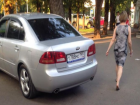 Паркуюсь как хочу: московская иномарка расположилась на тротуаре улицы Ленина в Ставрополе