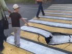 Огромная яма на пешеходном переходе возле мэрии в Ставрополе попала на видео