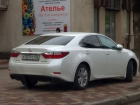 "Паркуюсь, как хочу": автохам на белом "Лексусе" припарковался на тротуаре в Ставрополе