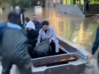 Невинномысск затопило настолько, что люди доплывали к домам на лодке