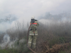 Пожар в поле добравлся до дома и перекинулся на грузовик в Ставропольском крае