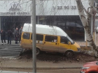 «Маршрутка» с пассажирами врезалась в офисное здание после ДТП с грузовиком в Ставрополе 