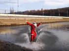 Веселый Дед мороз-сёрфингист прокатился по волнам Комсомольского пруда в Ставрополе