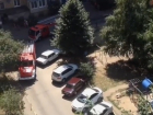 Приехавшие на вызов пожарные не смогли проехать по двору из-за припаркованных машин в Ставрополе