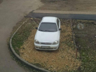 В Михайловске автохам сделал для себя парковку на газоне под окнами дома
