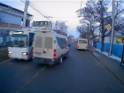 Водителя микроавтобуса отстранили от работы за опасный обгон в Ставрополе