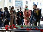 «Казань, скорбим с тобой»: студенты СКФУ почтили память погибших в Татарстане детей и учителей