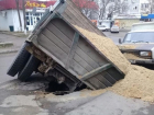 ЗИЛ с полным кузовом песка внезапно провалился под асфальт на дороге в Пятигорске