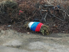 Во флаг России завернули мусор и выбросили на одном из кладбищ Ставрополья 