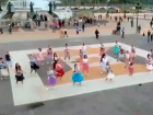 Слингомамы устроили массовый танец у нового фонтана в Ставрополе