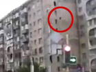 Появилось видео падения 24-летнего мужчины из окна многоэтажки в Ставрополе
