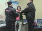 Агрессивная женщина избила полицейского в дежурной части на Ставрополье 