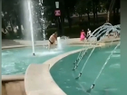 Впавший в детство мужчина полез в фонтан Пятигорска в одних трусах и попал на видео