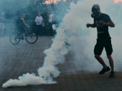 Бросивший дымовую шашку среди прохожих молодой человек в противогазе возмутил жителей Ставрополя